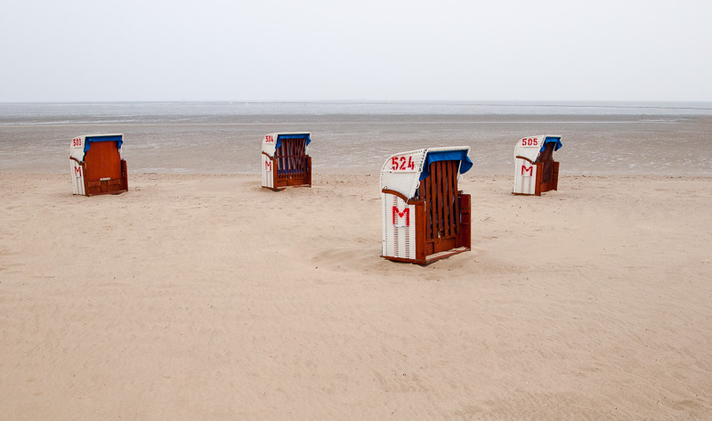 Strandkörbe in Cuxhaven, leerer Strand in der Nebensaison