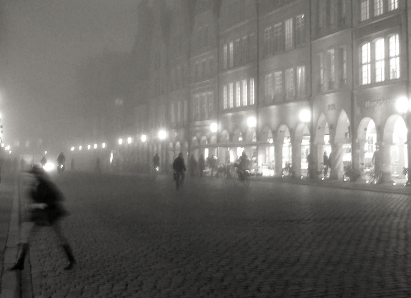 Prinzipalmarkt in Münster, abends im Nebel