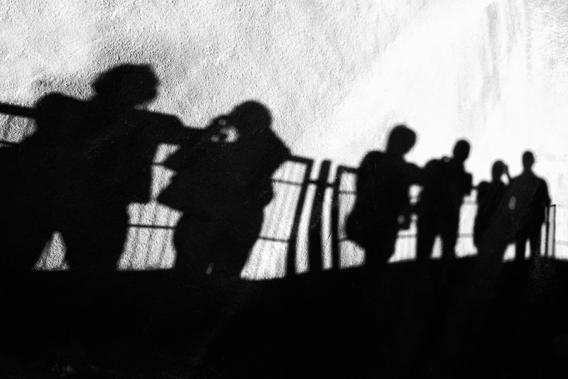 Schatten von Personen an einer Wand