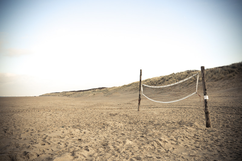 Volleyballnetz Beachvolleyball. Volleyballnetz am Strand im Winter, Niederlande, Cadzand