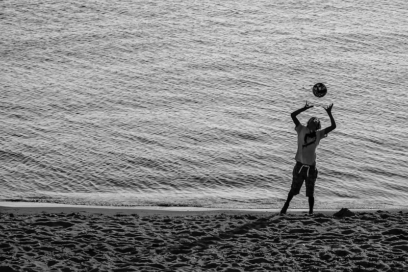 Beachvolleyball, Kind spielt am Strand