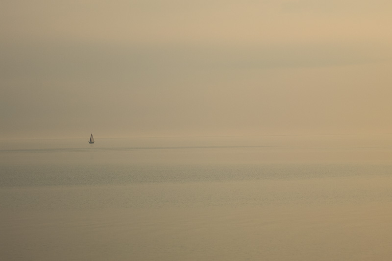 Segelboot, abends am Meer
