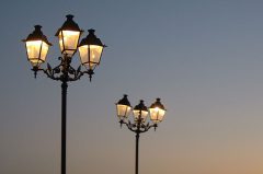 Straßenlaternen im Abendlicht