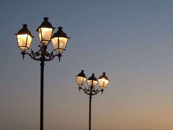 Straßenlaternen im Abendlicht