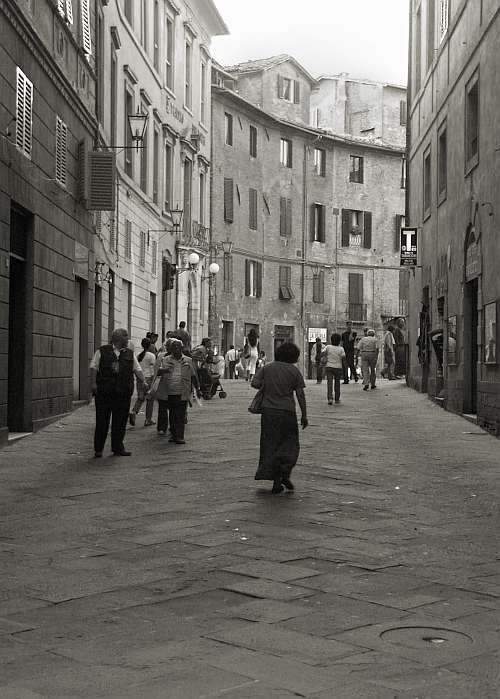 Siena (Toskana), Italien, Straßenszene in Schwarzweiss