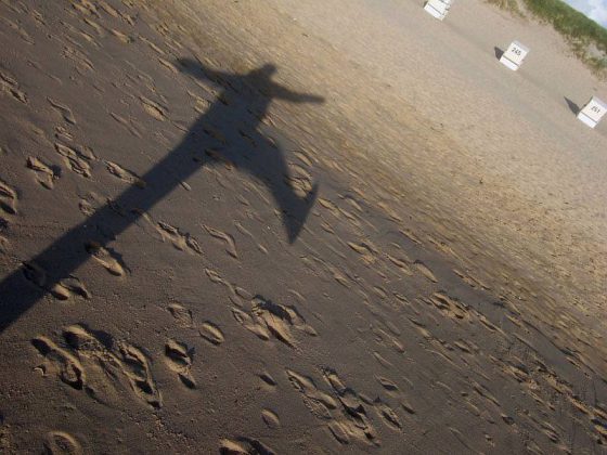 Jump, (Am Strand von Westerland), über den eigenen Schatten springen