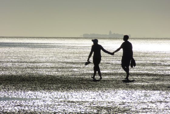 Paar am Strand, Hand in Hand, Abendstimmung