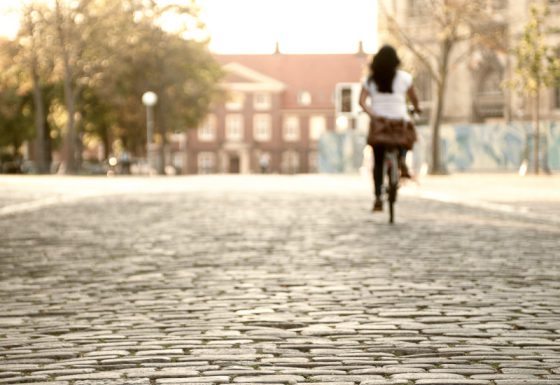 Radfahrerin in Münster am Domplatz