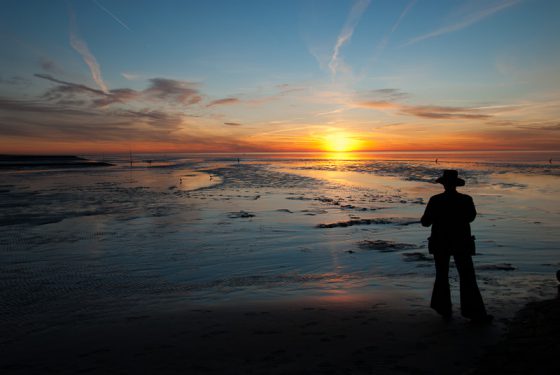 Sehnsucht, Sonnenuntergang, Mann blickt aufs Wasser